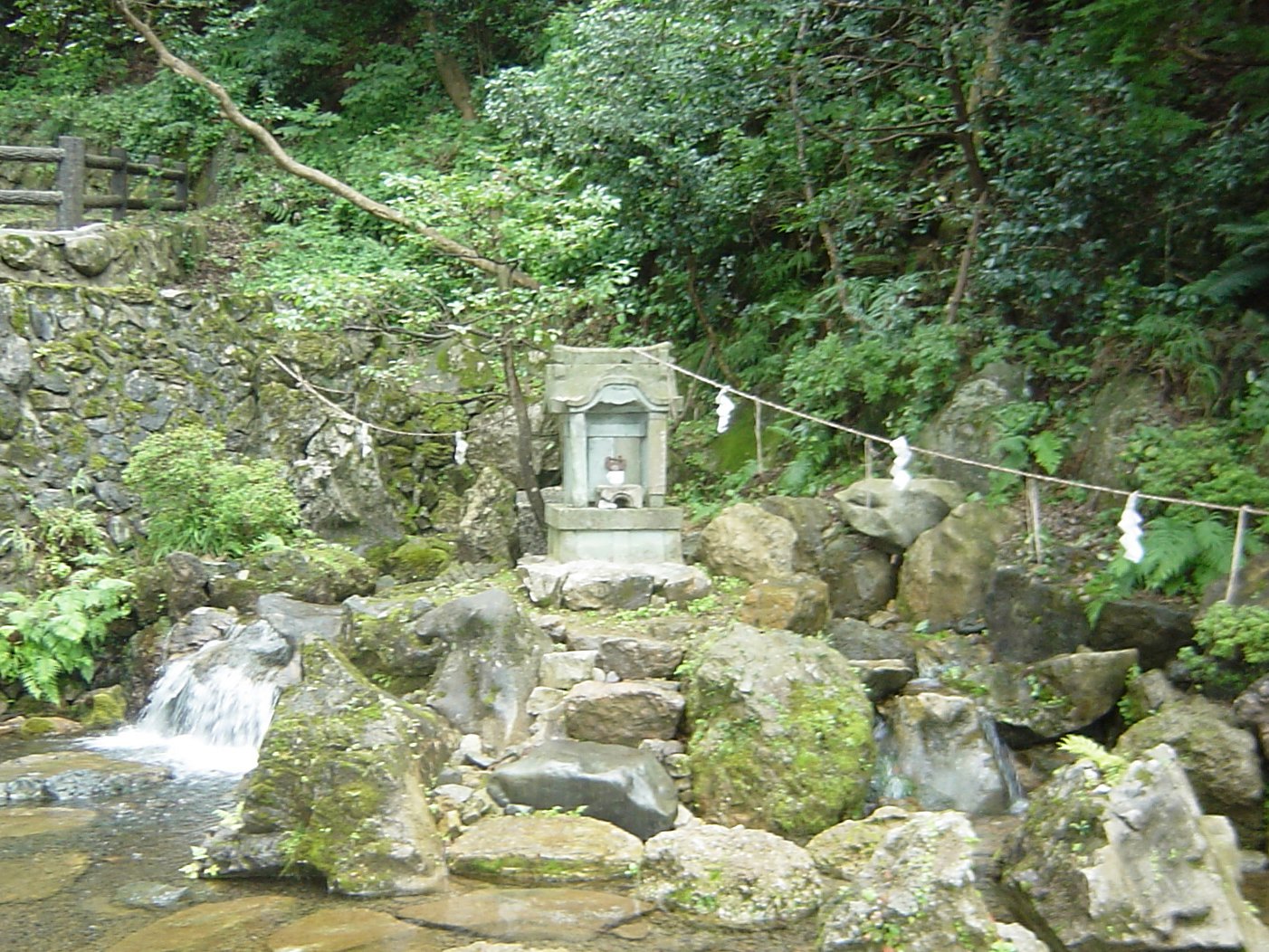 泉神社湧水.jpg